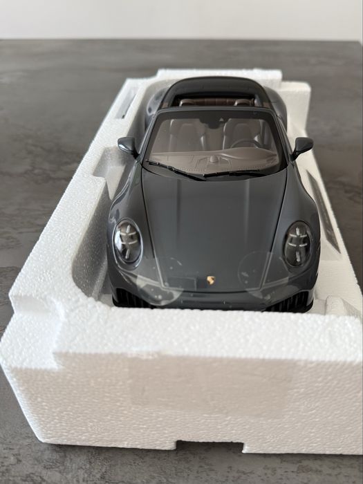 Колекционерски автомобил 1:18 Porsche Carrera Cabriolet Slate Grey Neo