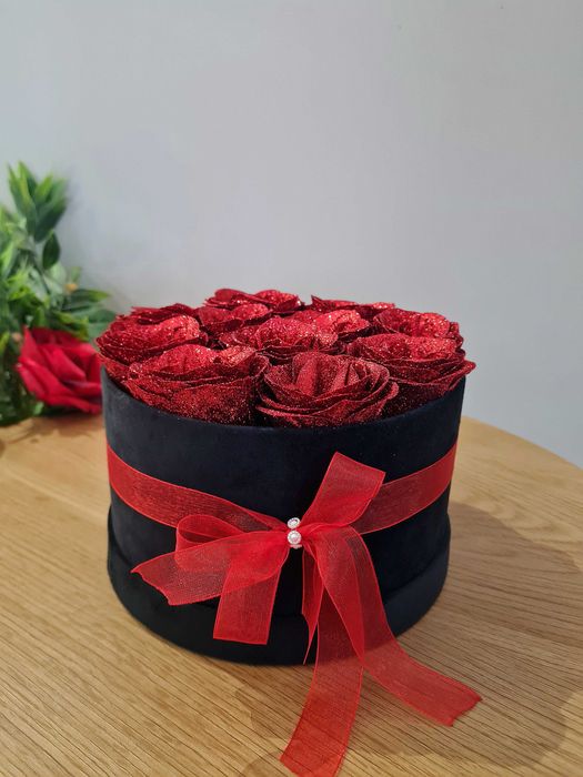 Кутия с вечни рози,сапунени рози, подаръци