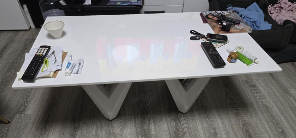 Холна маса модерна и стилна