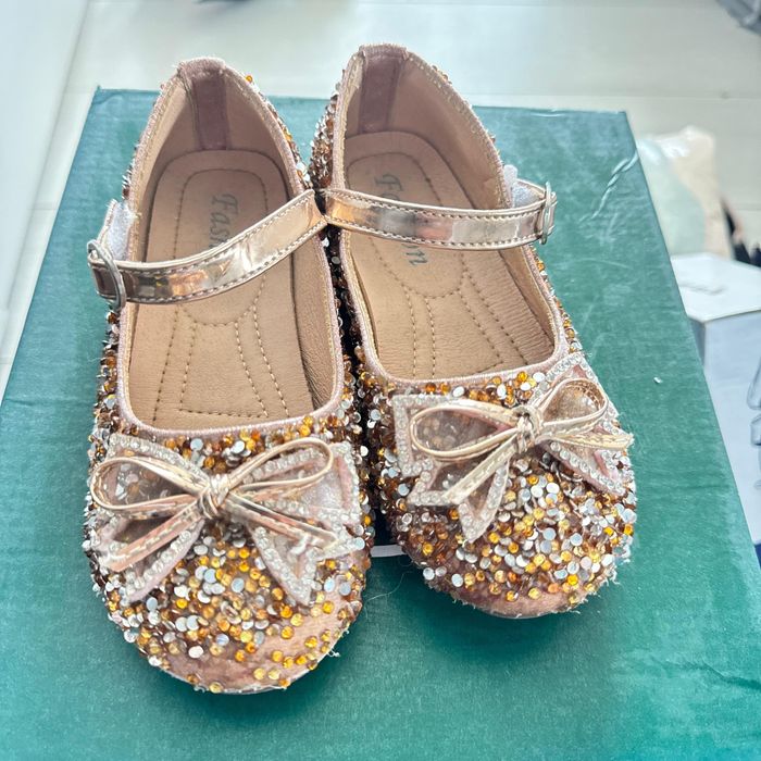 Продам детскую обувь