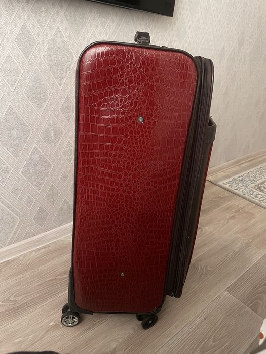Продам большой чемодан