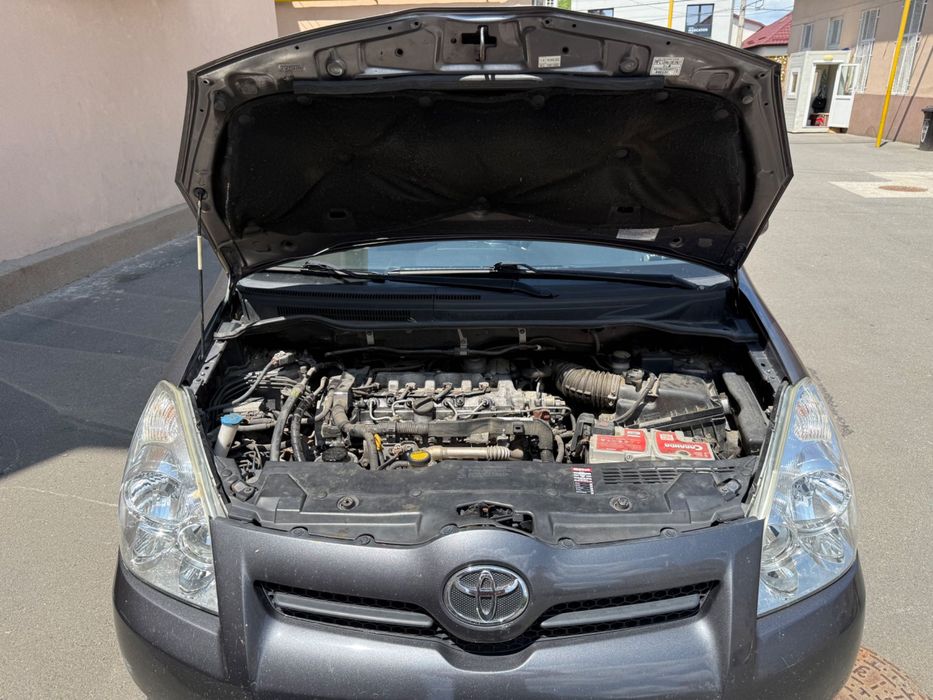 Mașina Toyota corola verso
