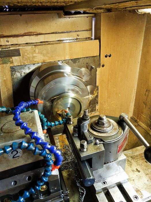 CNC -lucrari de serie pe centre de frezare-strunjire.