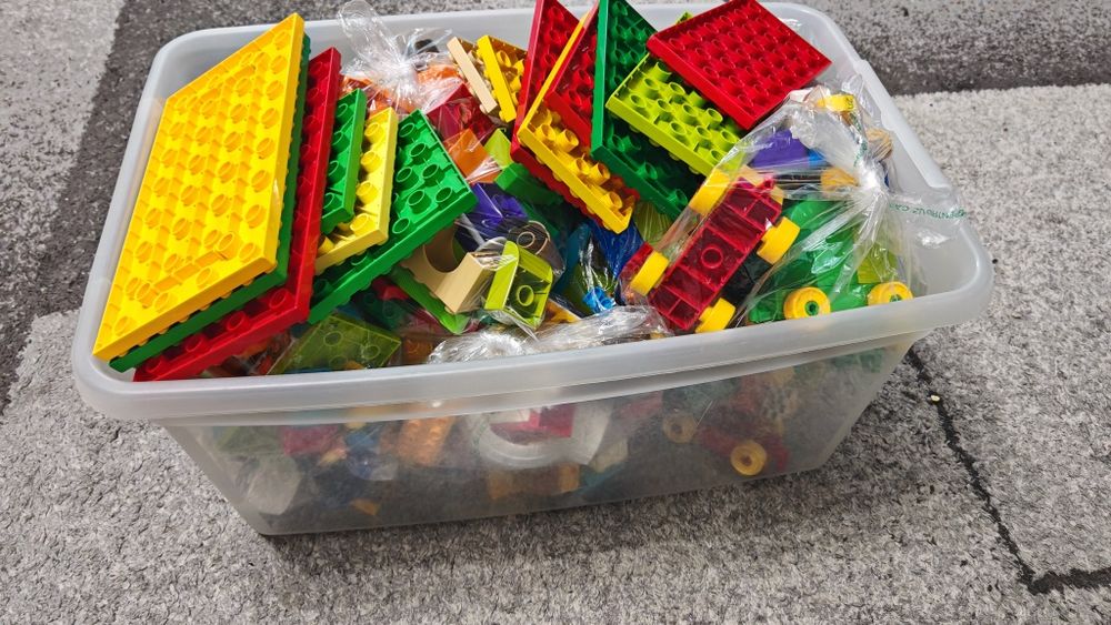 Cutie cu seturi Lego Duplo, placi si piese individuale