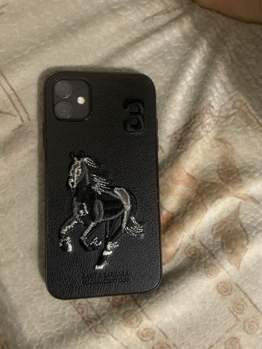 Продам айфон 11  с каробкой