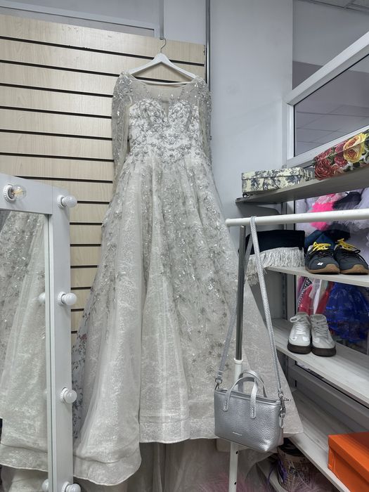 Продам свадебное платье со шлейфом