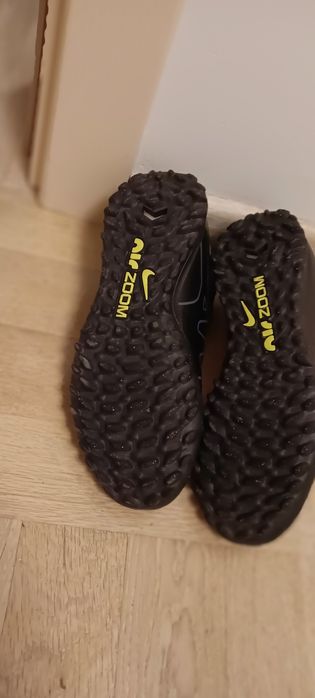 Футболни обувки NIKE JR ZOOM VAPOR 15 ACADEMY FG/MG, номер 38.

Подход