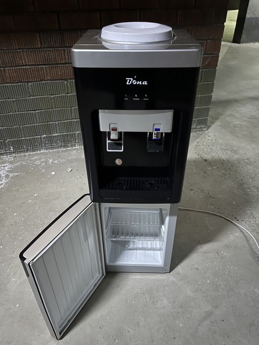 Кулер для воды, диспенсер