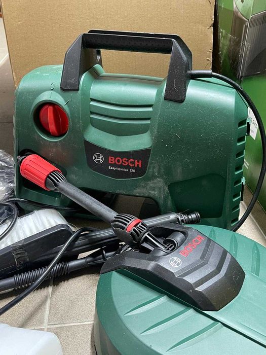 Aparat spalat cu presiune EasyAquatak 120 de la Bosch (1500 W, set pentru uz casnic și auto, 350 litri pe oră, în cutie)