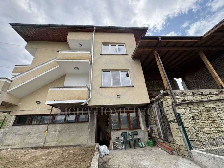 Реф. 2884 Отремонтирана Двуетажна къща с гараж и двор с. Павелско