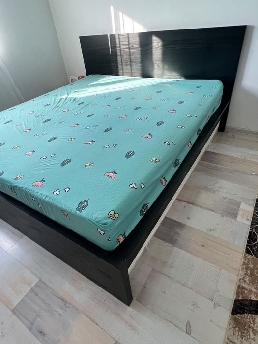 Vând Pat king Size 1.80m  latime pe 2 m lungime Stare foarte bună - Urgent
