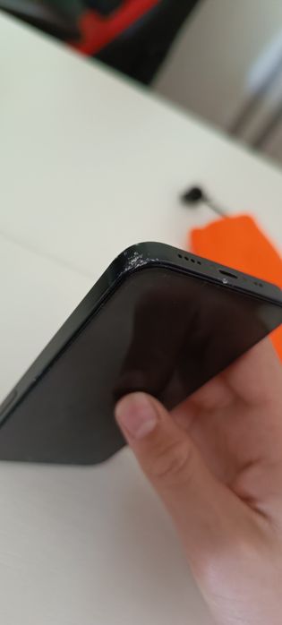 Iphone 12 mini , functionează, dar  are defect la ecran
