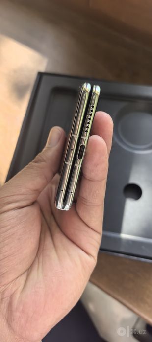 Huawei mate x 6.        12 512 gb