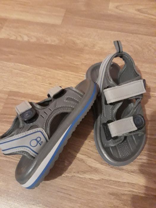 Детски сандали.      .