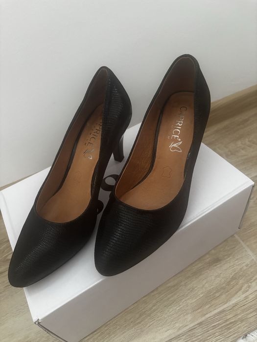 Черни обувки на ток!