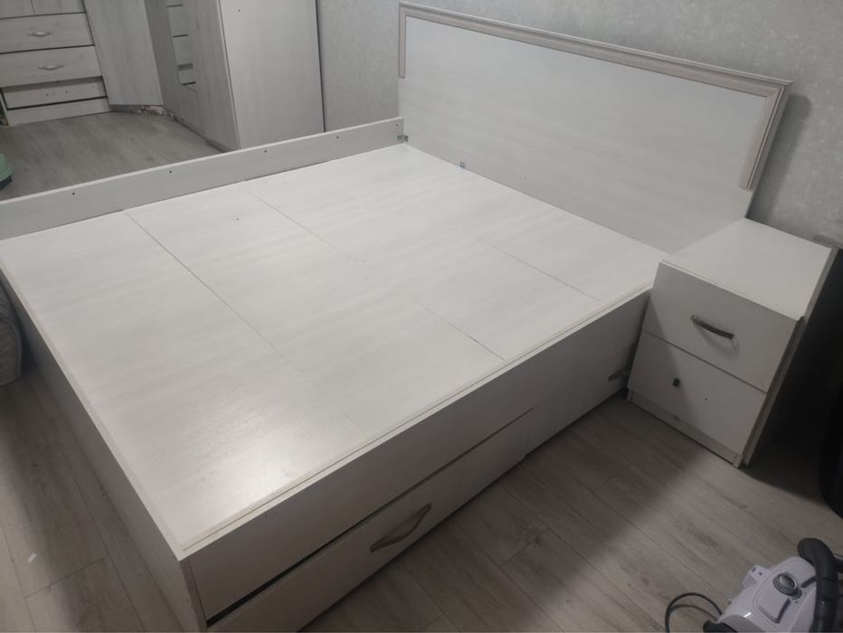 Продам кровать 180*200 без матраса
