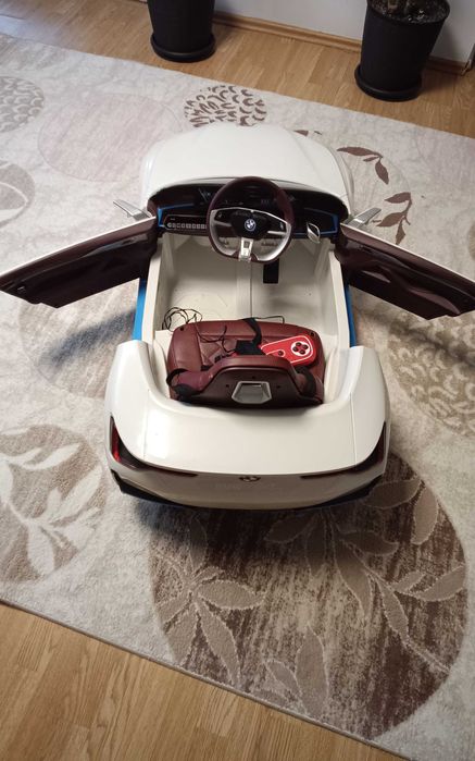 Masina BMW pentru copii