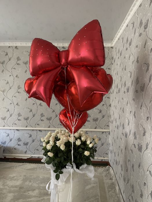 Цветы и шарики.