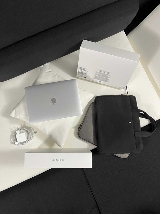 MacBook Air 13-inch,procesor Apple M1, 8CPU si 7GPU,8GB,256GB, Silver