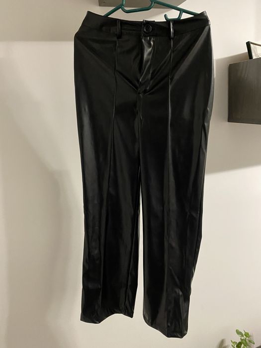 Pantaloni de piele