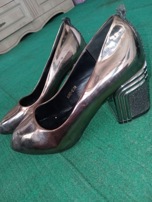 Ayollar poyabzali tufli va kalta etik