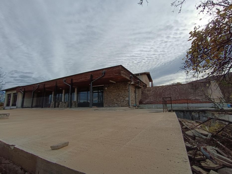 Продава се Магазин в с. Кленовик, Област Перник - 718 кв.м за 418 €/кв.м - Снимка #1