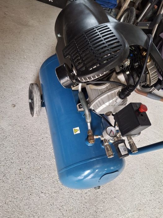Vând compresor  workzone 50l in 2 cilindri