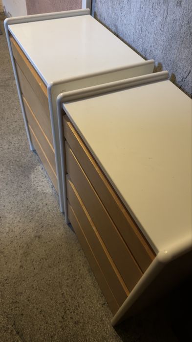 Продавам еднолицев матрак 90х200 см  и два броя нощни шкафчета .