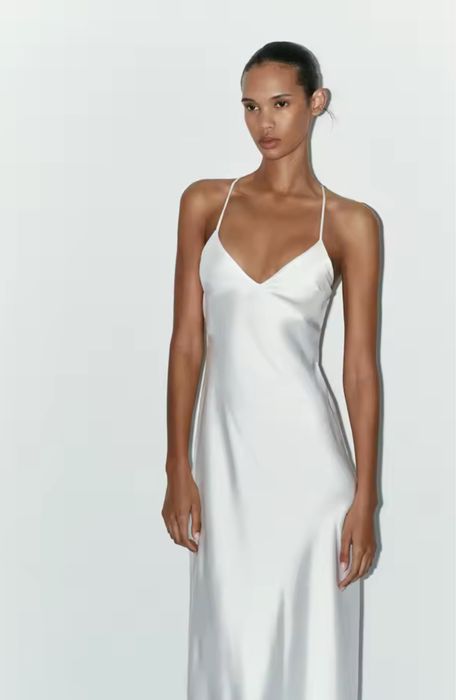 Бяла дълга рокля