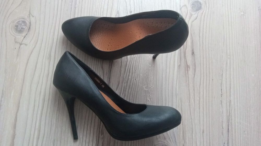 Vand pantofi negri cu toc