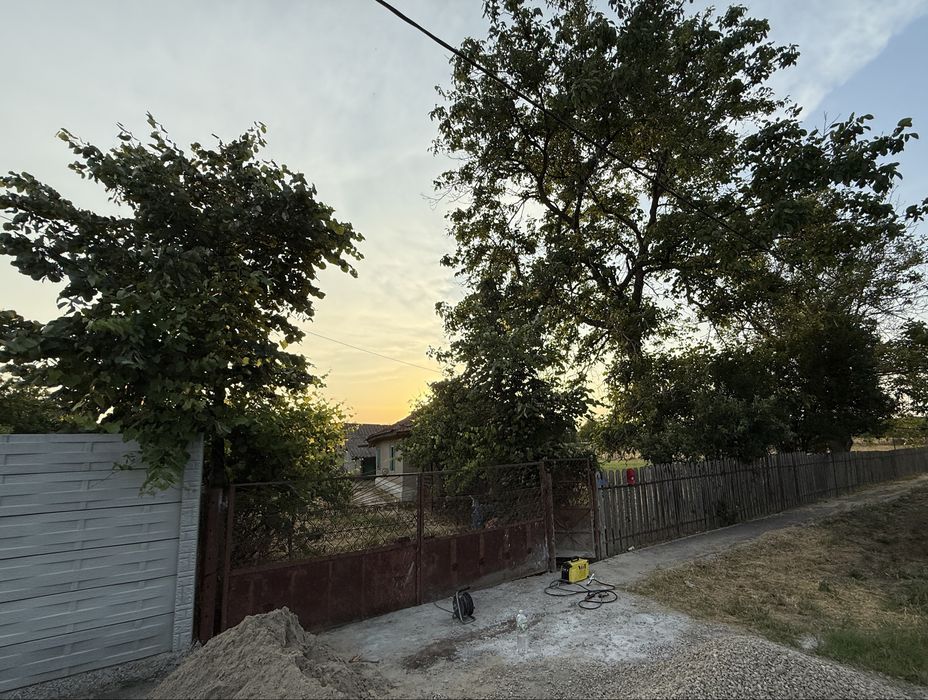 (Ofertă) Teren intravilan cu casa bătrânească