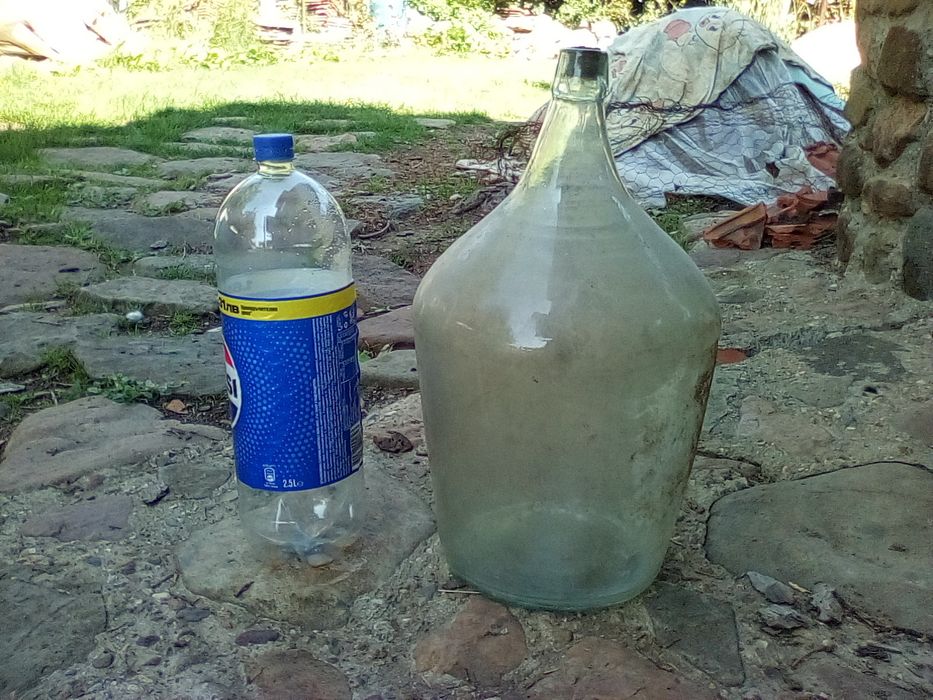 Продава стъклено шише за ракия и вино