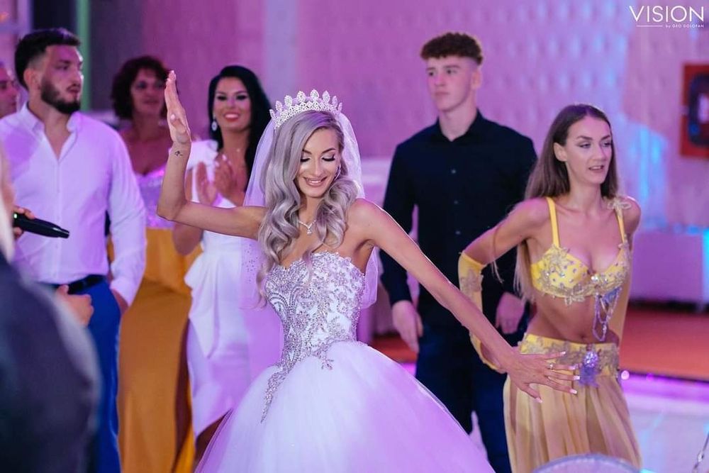 Rochie de mireasa ,voal ,crinolina și diadema