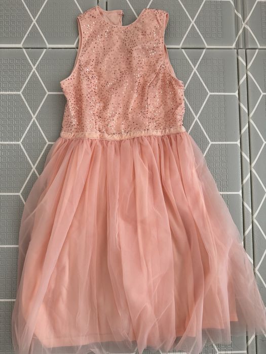 Розова рокля с тюл