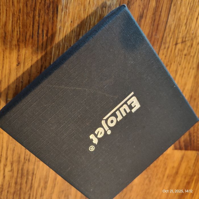 Метална запалка, тежка и елегантна.