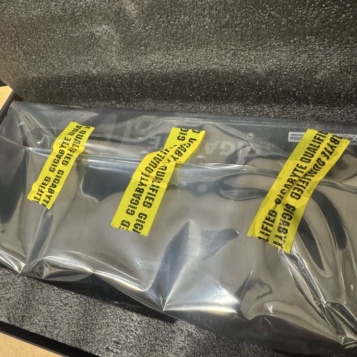 Placa video Gigabyte AMD Radeon RX 9060XT GAMING OC 8GB GDDR6 128bit