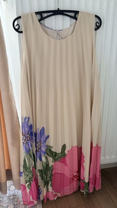 Универсална рокля, подходяща и за бременни