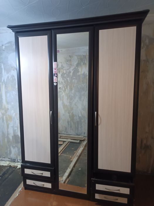 Продам шкаф с зеркалом