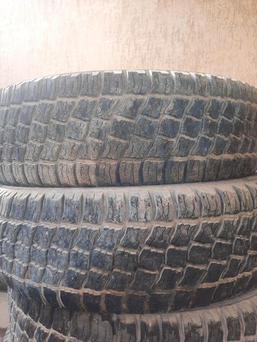 Продам б/у  шины на УАЗ.