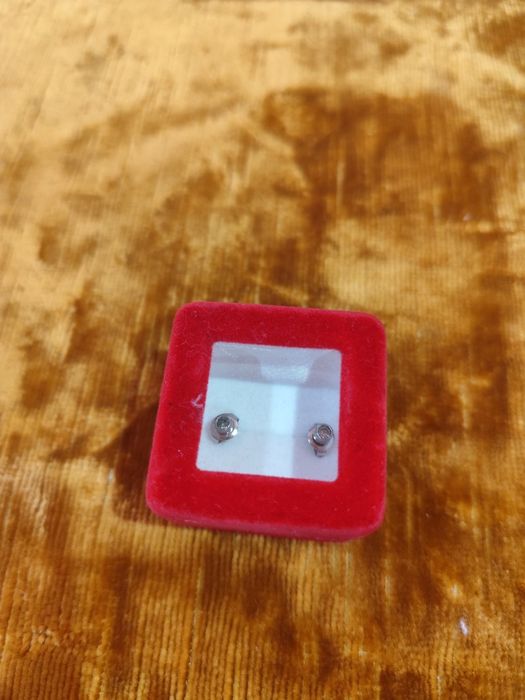 Продавам обеци..