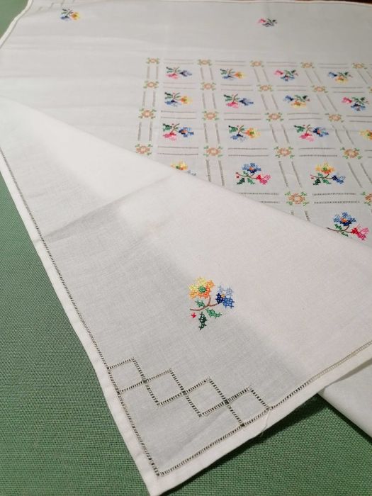 Каре бродирано за маса