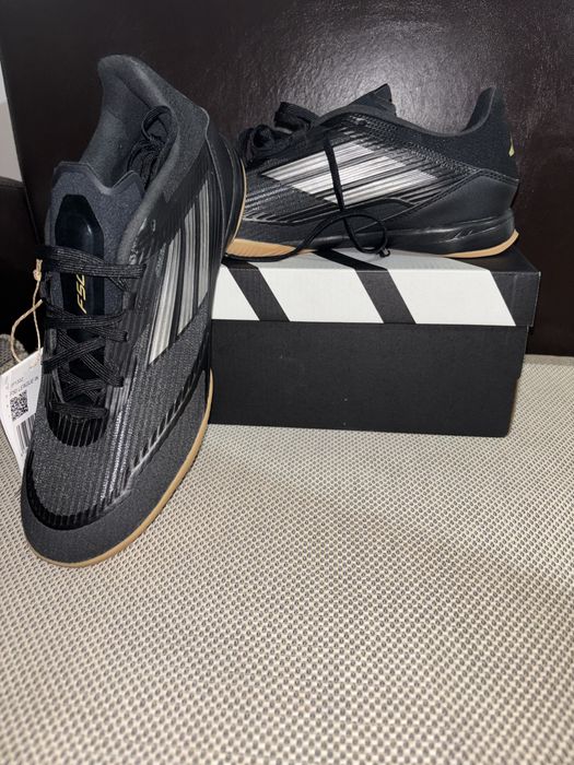 Нови футболни обувки за зала Adidas f50 league in