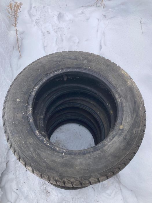 Продам  зимнюю резину.