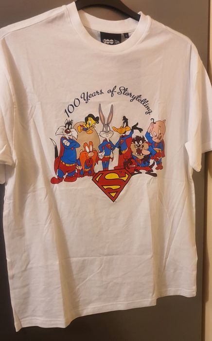 Tricou alb New Era cu un imprimeu grafic "Looney Tunes x DC Comics Superman mashup" din colecția aniversară de 100 de ani Warner Bros..