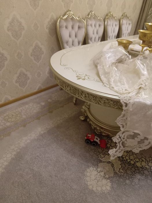 Стол и стулья для гостиной