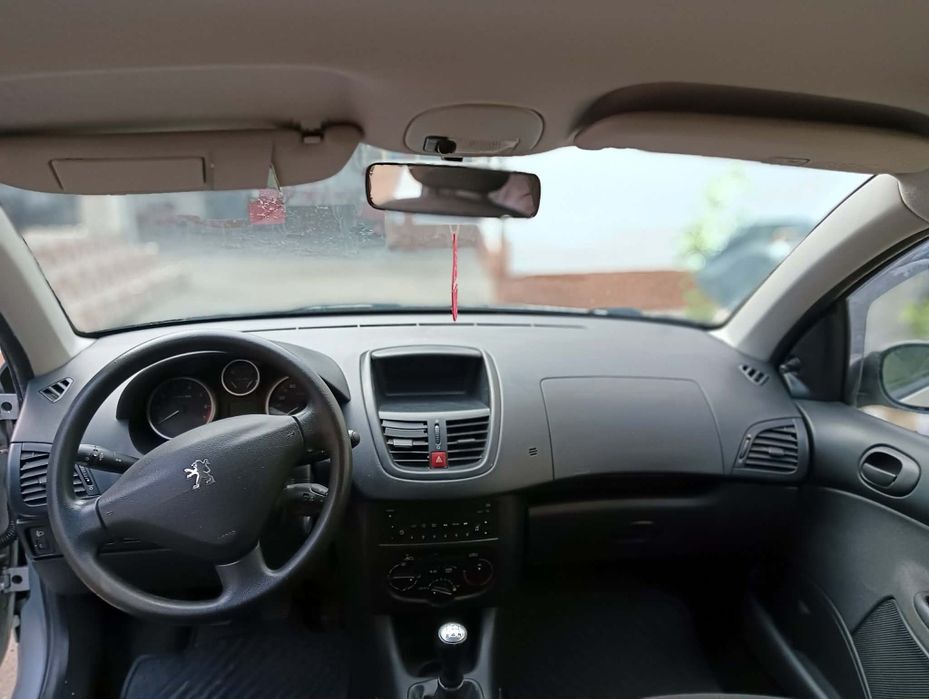 Vând peugeot  206+ an 2011 motor 1.4 benzina  km reali 105.000 distribuția schimbata la 96.000 FISCAL PE LOC  0749 300 646