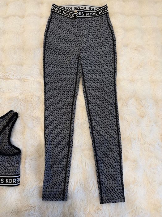 Оригинален дамски комплект Michael Kors – лосини и топ.