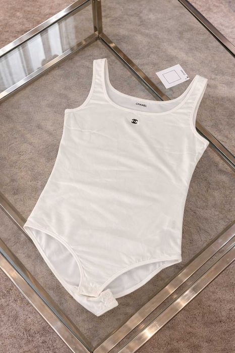бяло боди на марката шанел става и за топ потник chanel блузка тениска