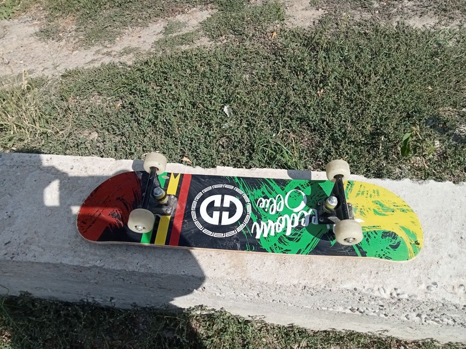 Продам черный скейтборд новый