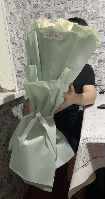 Свежые цветы белые розы